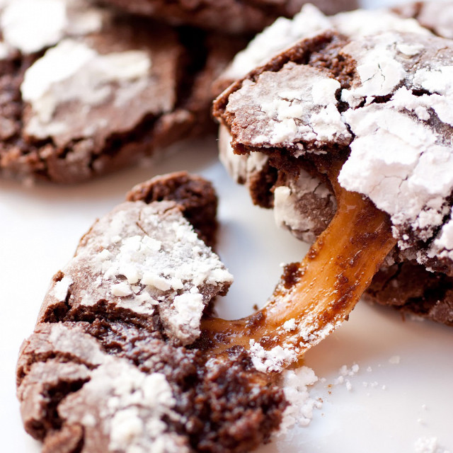 Chocolate Crinkle Cookies με Καραμελα
