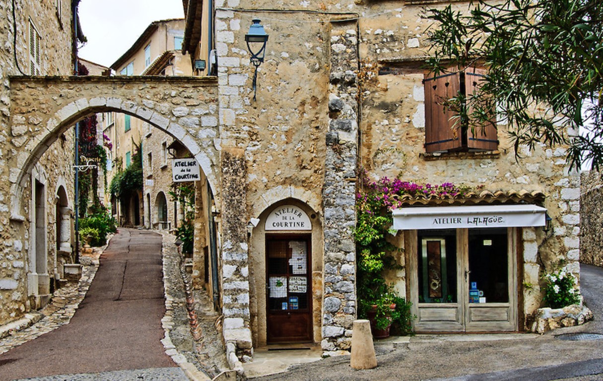 archway-and-street-saint-paul-de-vence-medium