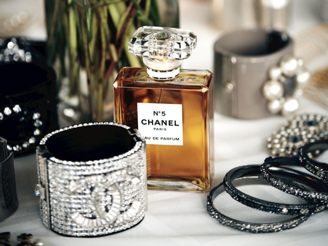 Chanel-No5-Bottle-Lifestyle-Shot