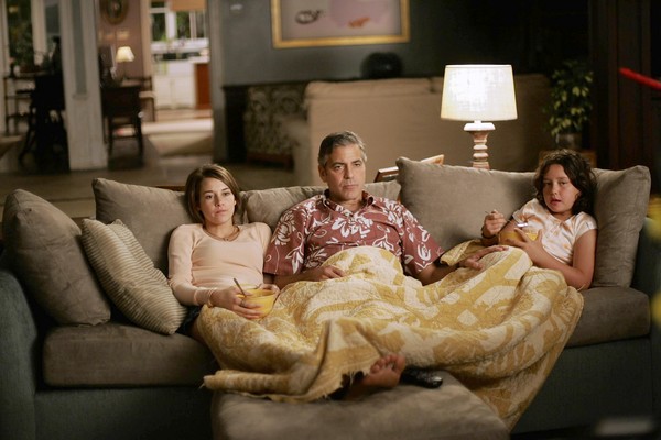 ENVELOPE STORY FOR DECEMBER 15, 2011. DO NOT USE PRIOR TO PUBLICATION ******************* Shailene Woodley as "Alex," George Clooney as "Matt King," and Amara Miller as "Scottie" in the movie The Descendants. Photo by Merie Wallace
