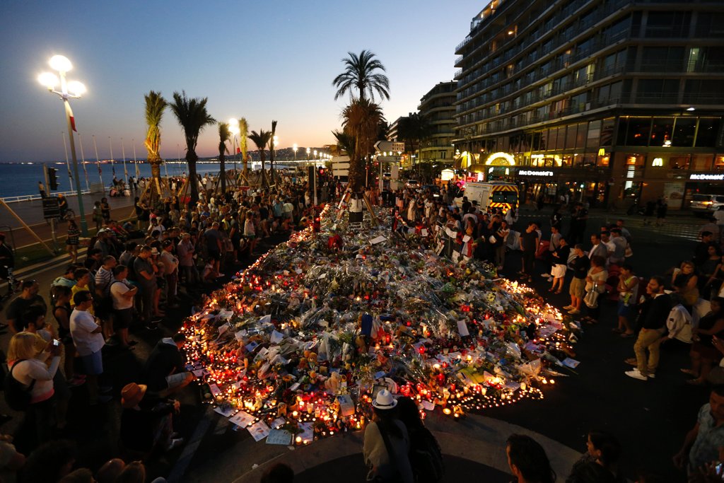 july-2017-people-pay-respects-promenade-des-anglais-nice-after-bastille-day-attack-saw-84-people-killed