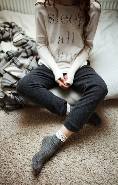kpc21v-l-610x610-sleepday-longsleeveshirt-lazyday-comfy-sweater-clothes-pyjama-sleep-nightwear-oversizedsweater-tumblr-girly-sleeper-gray-sweatshirt-graphictshirt-white-pajamas