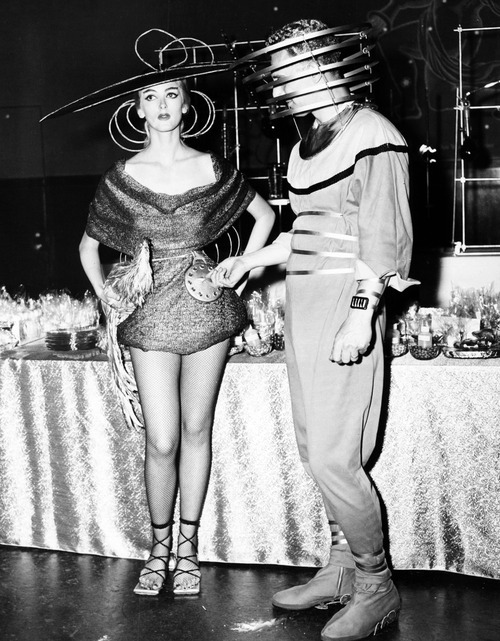 "Ο Άνδρας και η Γυναίκα του Αύριο": Ρούχα για τηλεοπτική σειρά, 1951