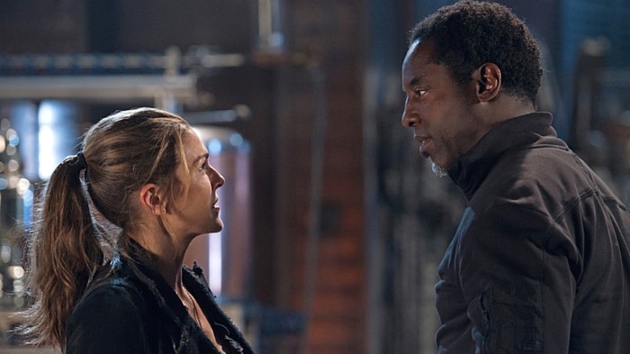 The 100 -- "Bitter Harvest" -- Image HU306a_0425 -- Pictured (L-R): Paige Turco as Abby and Isaiah Washington as Jaha -- Credit: Diyah Pera/The CW -- ÃÂ© 2016 The CW Network, LLC. All Rights Reserved