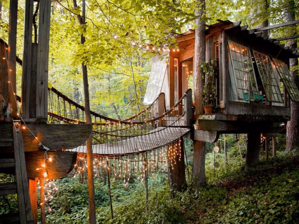 the-dreamy-treehouse-has-a-bedroom-living-room-and-a-deck-all-connected-by-rope-bridges-1024x768