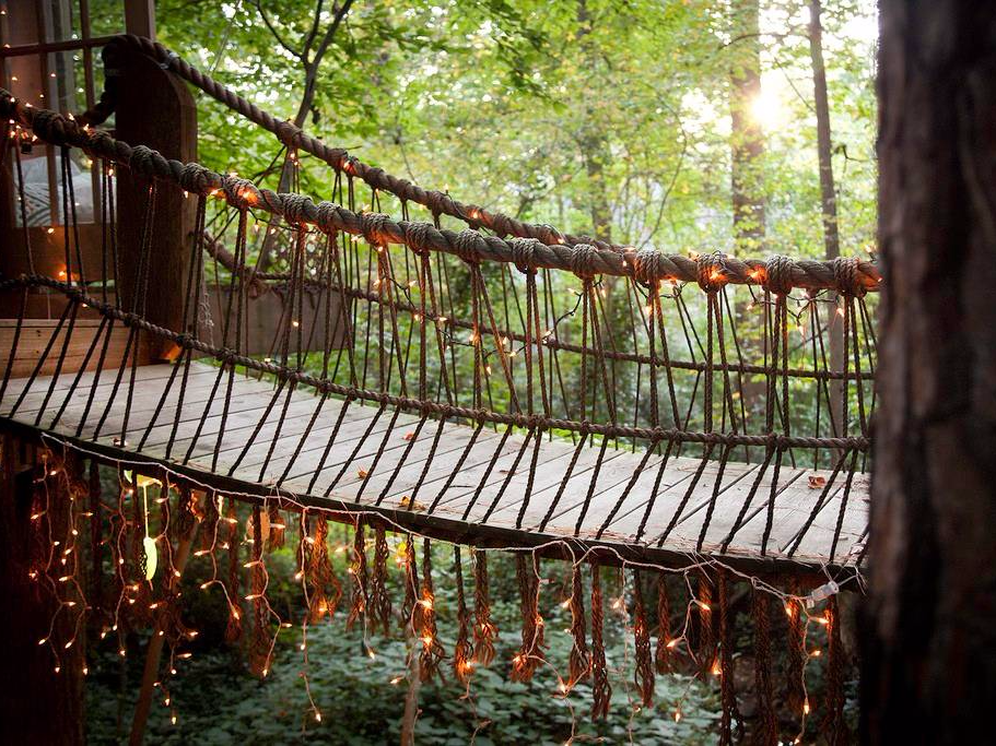 this-rope-bridge-takes-guests-to-the-deck