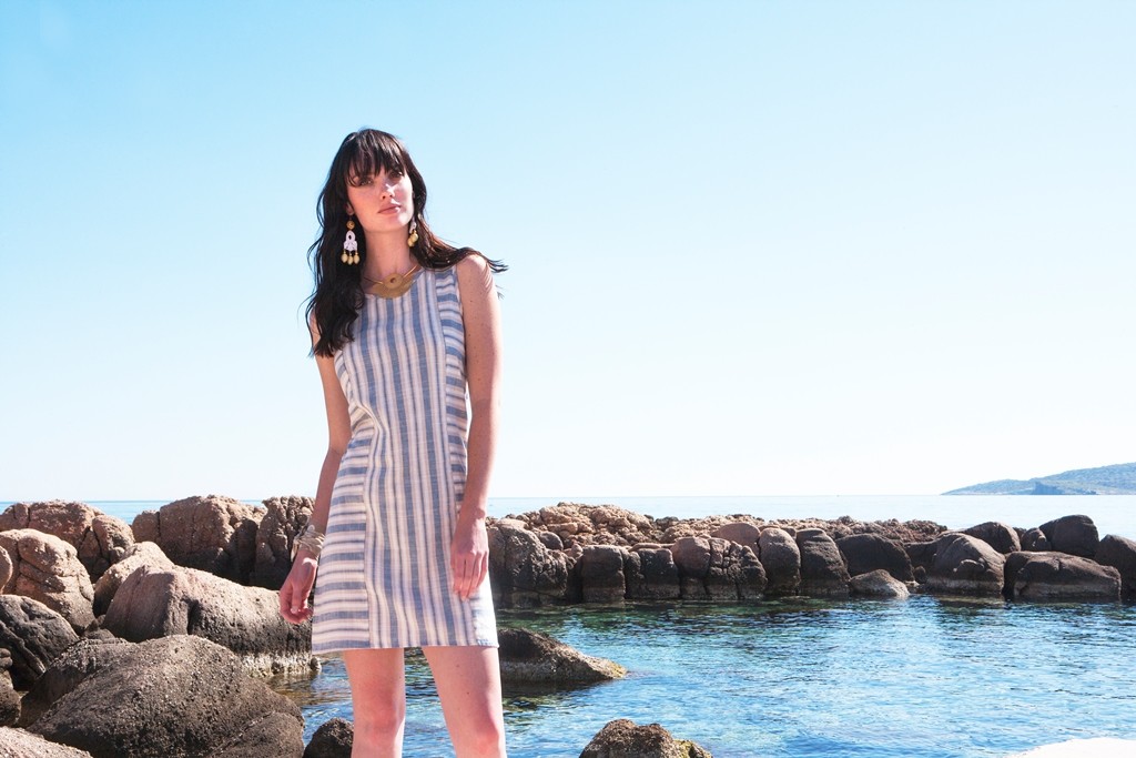 Κοντό φόρεμα: Mini Λινό φόρεμα με ρίγες στα χρώματα της θάλασσας. Πολύ ανάλαφρο στην εφαρμογή , σου δίνει την αίσθηση της απαλότητας και της άνεσης.