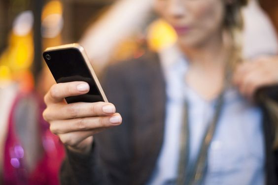 4 σημάδια που δείχνουν πως είσαι εξαρτημένη από το κινητό σου