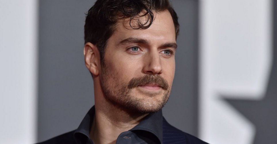 12 celebrities που μας έκαναν να αποκτήσουμε φετίχ με το μουστάκι