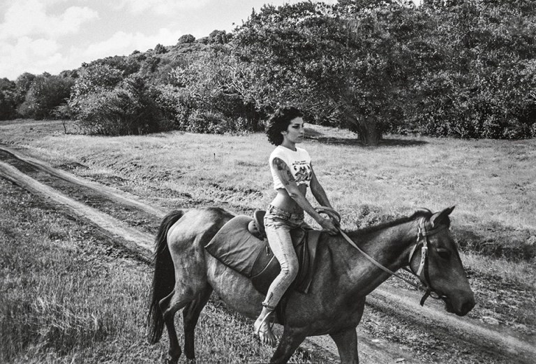 Αδημοσίευτες φωτογραφίες της Amy Winehouse μας δείχνουν μια πλευρά της που δεν γνωρίζαμε