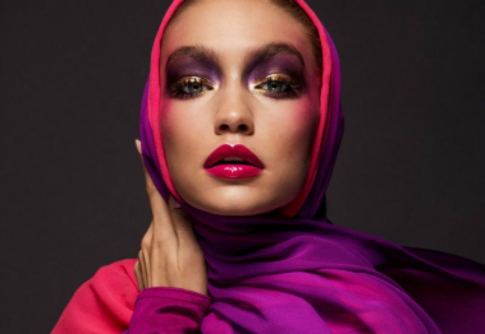 Η Gigi Hadid φοραει Hijab και στελνει το δικο της μηνυμα απο το πρωτο εξωφυλλο της Vogue Arabia
