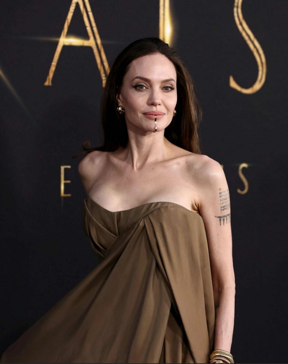 Angelina Jolie Οι vintage επιλογές ρούχων στο κόκκινο χαλί και η κόρη της Zahara στο παλιό φόρεμά της