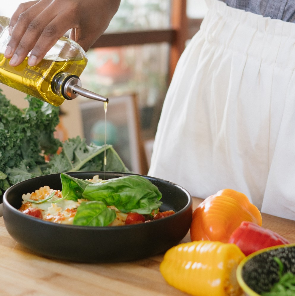 6 τρόποι να μαγειρεύεις πιο υγιεινά στο σπίτι, σύμφωνα με τους ειδικούς