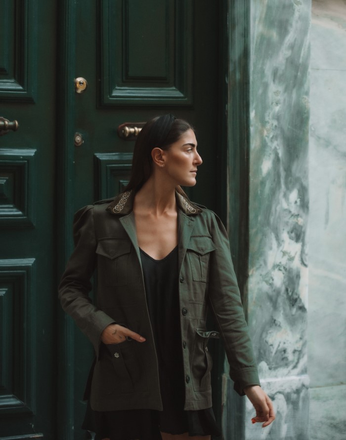 Jackets εμπνευσμένα από τους δρόμους της Νέας Υόρκης αποδεικνύουν ότι η απλότητα μπορεί να έχει άποψη, δυναμικό στυλ και θηλυκότητα.