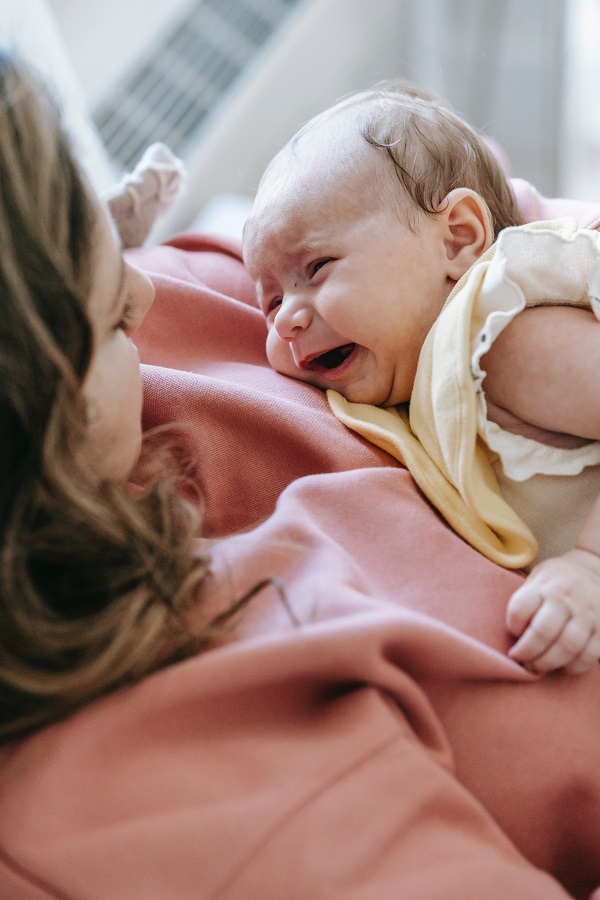 Πέντε τρόποι να ηρεμήσεις ένα μωρό που κλαίει ασταμάτητα (όταν έχεις δοκιμάσει τα πάντα)