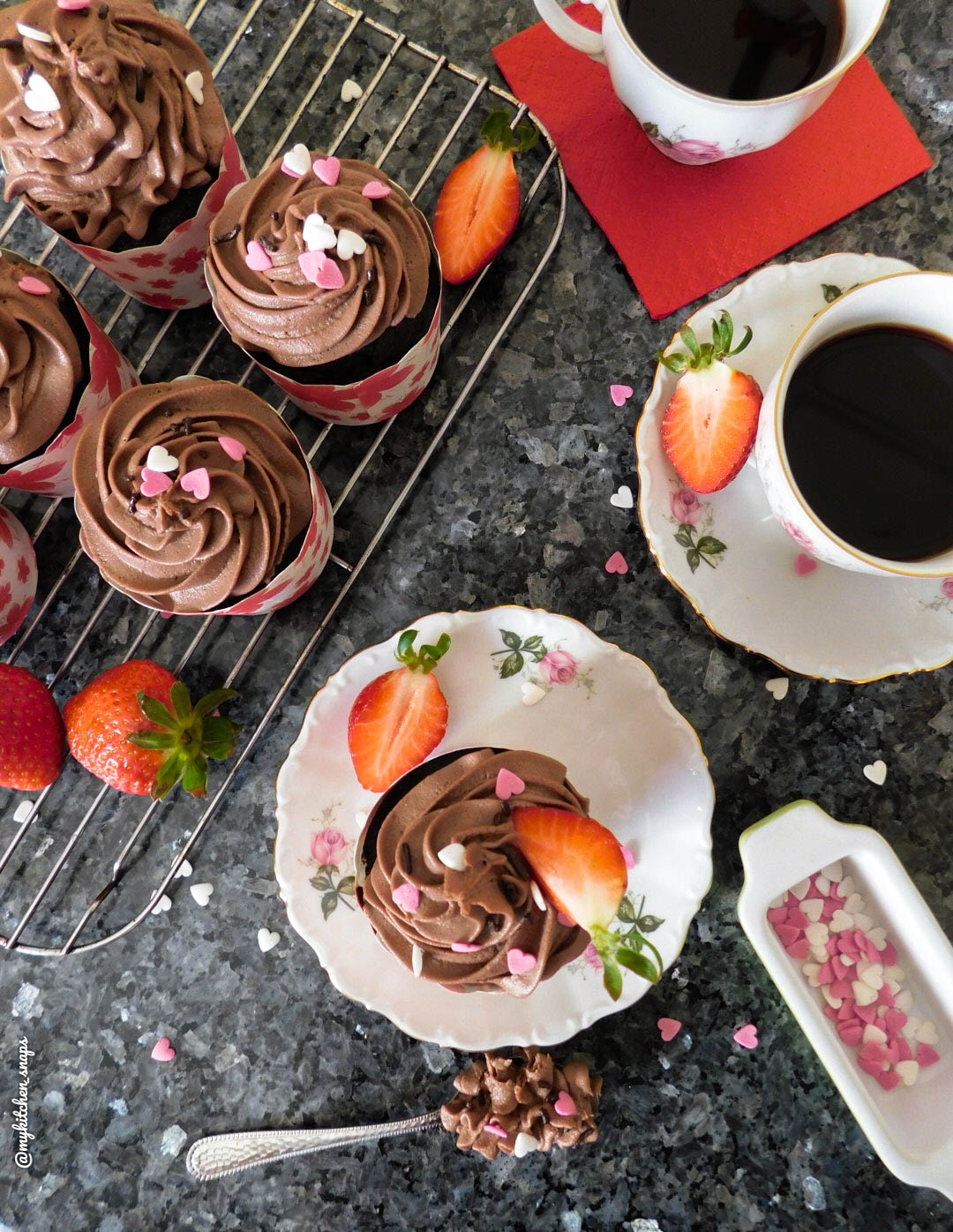 Σοκολατένια cupcakes με frosting γιαουρτιού και πραλίνα