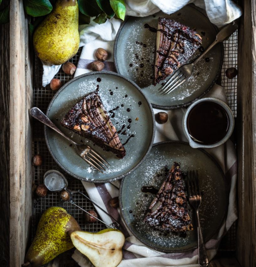 Υγρό σοκολατένιο κέικ με αχλάδια και φουντούκια