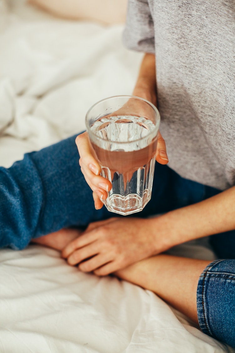 Οι ειδικοί εξηγούν γιατί μπορεί να νιώθεις αφυδάτωση ακόμα κι αν πίνεις συνέχεια νερό
