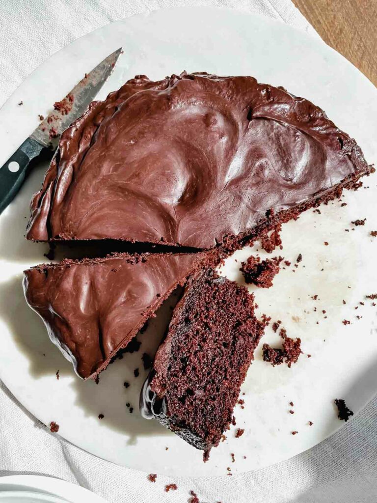 Κέικ σοκολάτας με γκανάζ σοκολάτας, χωρίς βούτυρο, αυγά ή μίξερ