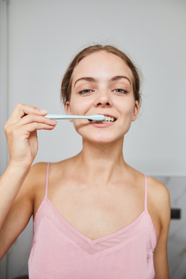 Ο τρόπος που πλένεις τα δόντια επηρεάζει την επιδερμίδα του προσώπου σου