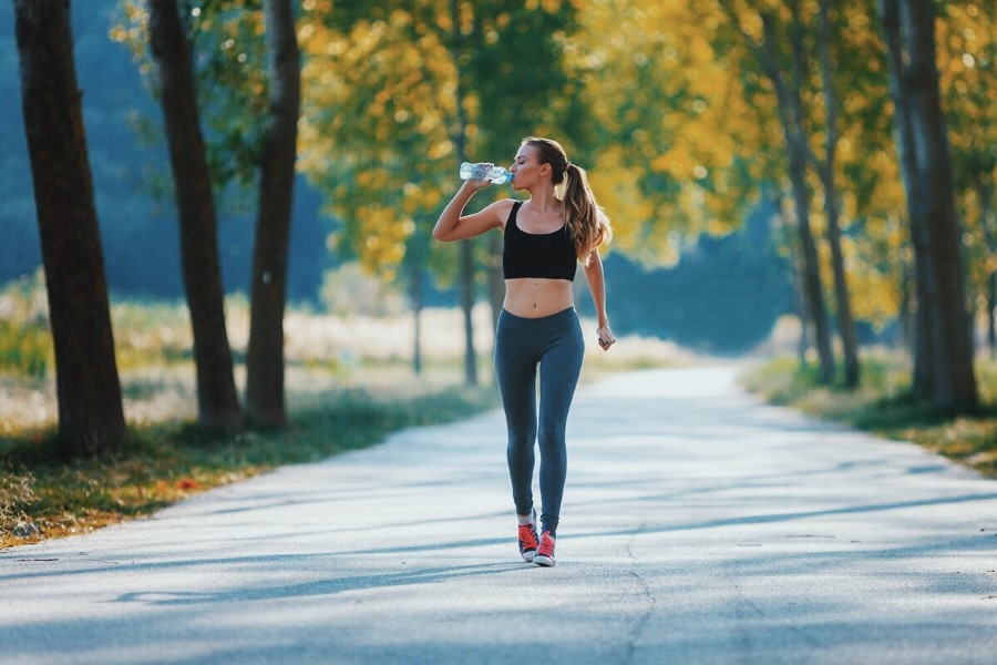 3 τρόποι (και αρκούν) για να αναβαθμίσεις το περπάτημα σε killer workout