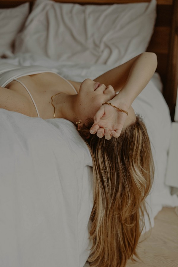 4 tips για να κοιμάσαι καλύτερα τώρα που οι θερμοκρασίες ανεβαίνουν