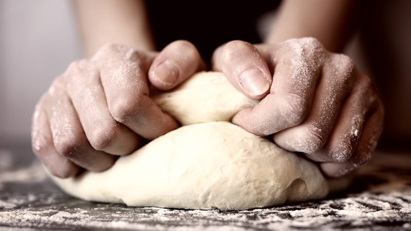 4 εύκολες συνταγές για να φτιάξεις μόνη σου ψωμί