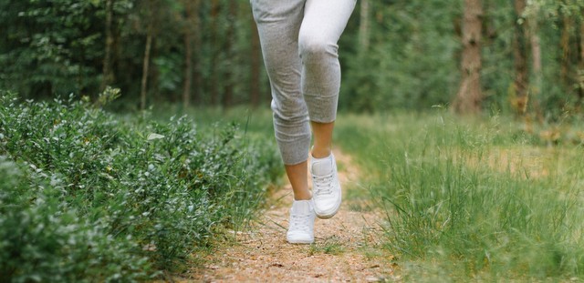4 ιδέες για ασκήσεις που μπορείς να κάνεις όταν βγαίνεις για περπάτημα