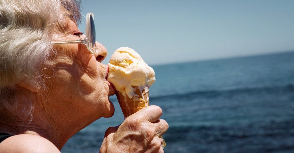 4 τρόποι να γίνεις πιο ευτυχισμένη σύμφωνα με μια 90χρονη