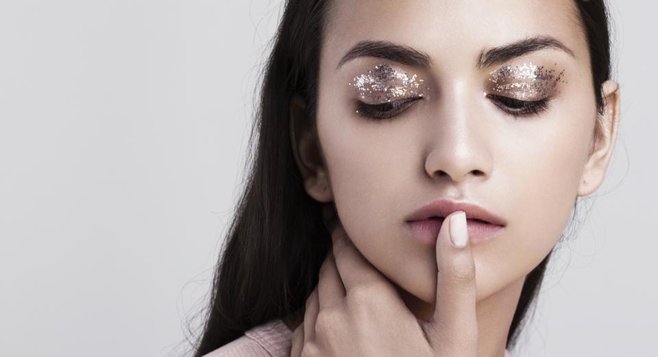 5 glitter eyeshadows για να τελειοποιήσεις την τεχνική σου μέχρι τις γιορτές