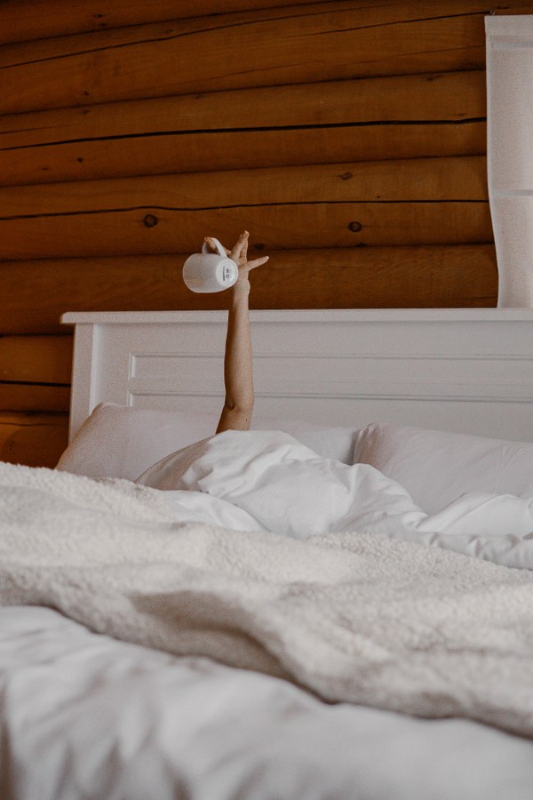 5 tips για να ξυπνάς ευκολότερα το πρωί χωρίς να χρειάζεσαι απαραίτητα καφέ