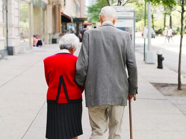 5 πράξεις καλοσύνης που μπορείς να κάνεις για να βοηθήσεις τους ηλικιωμένους στο περιβάλλον σου