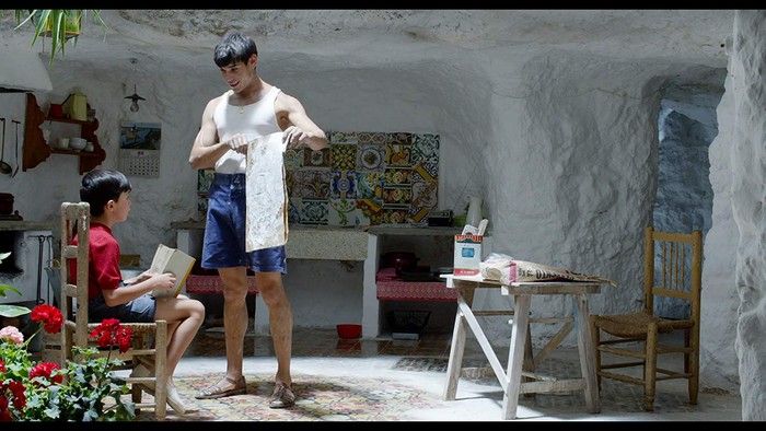5 ταινίες του Πέδρο Αλμοδόβαρ που θα σε κάνουν να ανυπομονείς για το επόμενο ταξίδι στην Ισπανία