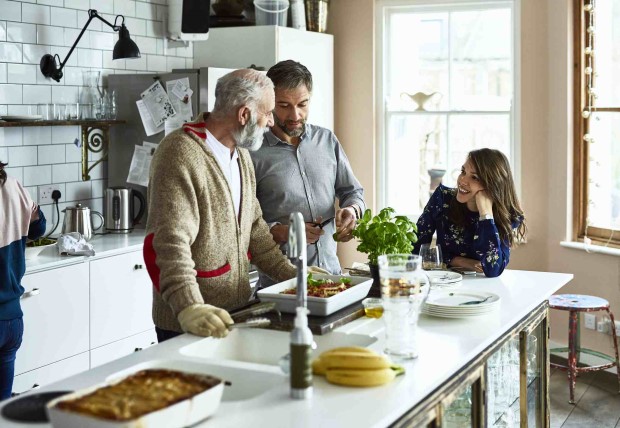 6 συμβουλές για να διαχειριστείς τις αδιάκριτες ερωτήσεις στα οικογενειακά τραπέζια των γιορτών