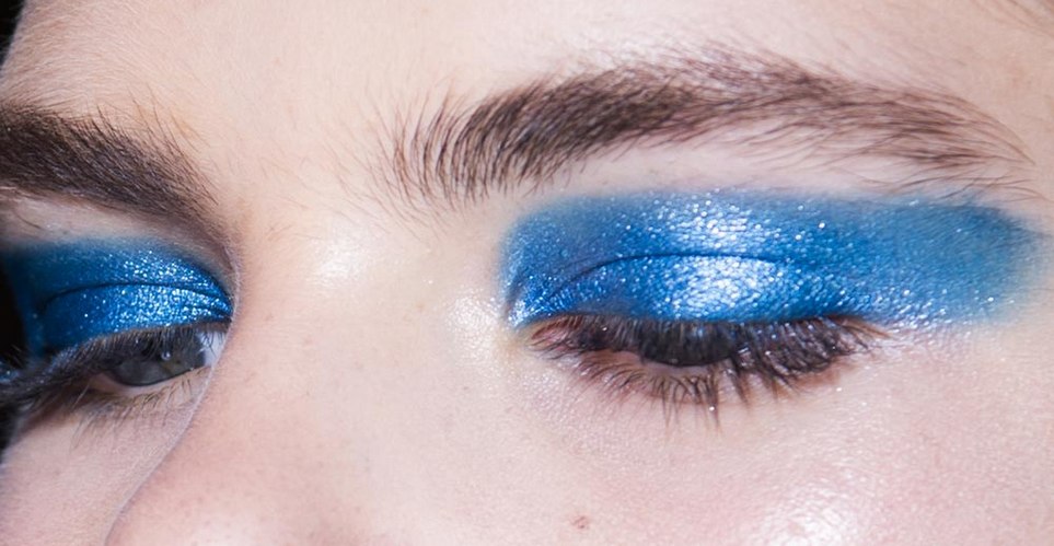 Η μπλε σκιά είναι το απόλυτο beauty comeback στο μακιγιάζ