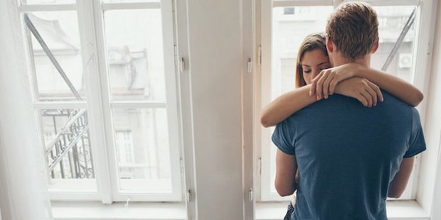 8 διαφορετικοί τύποι αγκαλιάς και τι σημαίνουν για τη σχέση σου