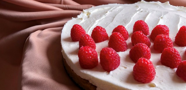 Cheesecake με σπιτική μαρμελάδα raspberry 
