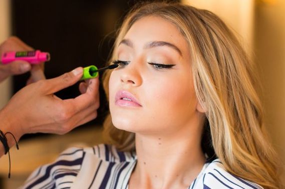 Πως να αποκτήσεις τέλειες βλεφαρίδες σύμφωνα με τη makeup artist της Gigi Hadid, Erin Parsons