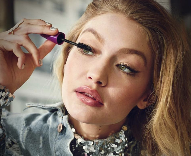 Πως να αποκτήσεις τέλειες βλεφαρίδες σύμφωνα με τη makeup artist της Gigi Hadid, Erin Parsons