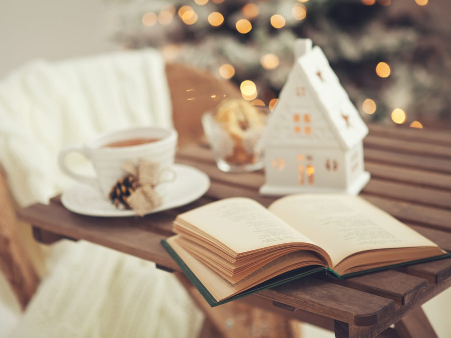 H λίστα με τα 6 βιβλία που θα διαβάσουμε τα Χριστούγεννα