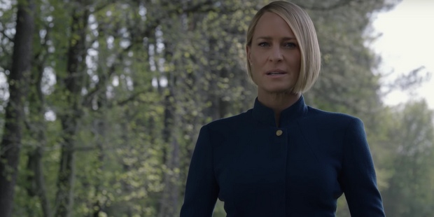 Στο νέο promo trailer του House of Cards, η Claire δεν είναι μια θλιμμένη χήρα