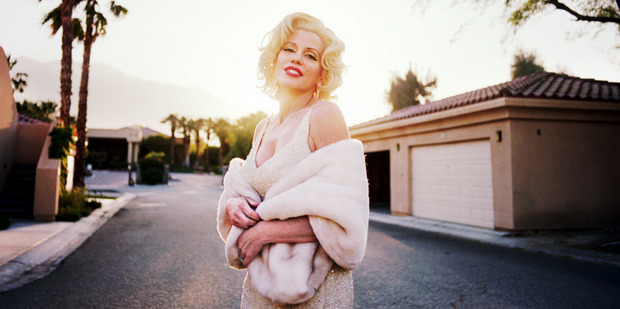 Η Emily Bern φωτογραφίζει σωσίες της Marilyn από όλο τον κόσμο