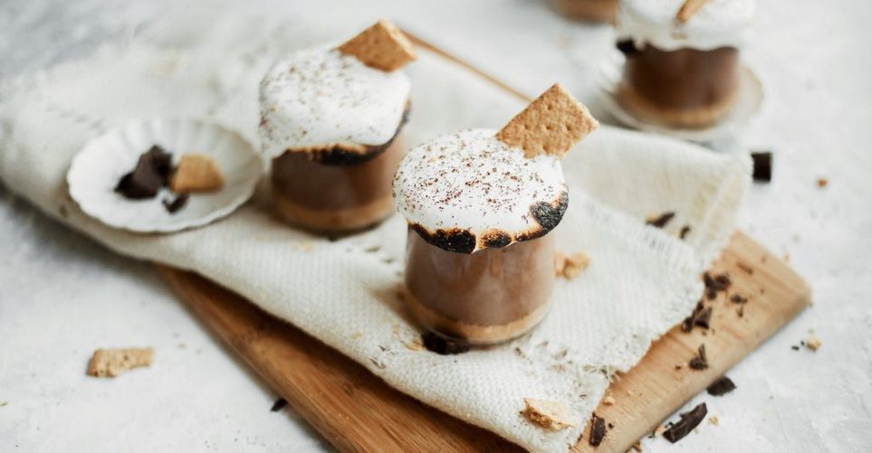 Mousse σοκολάτας, μπισκότα και κρέμα από marshmallows σε ένα ποτήρι