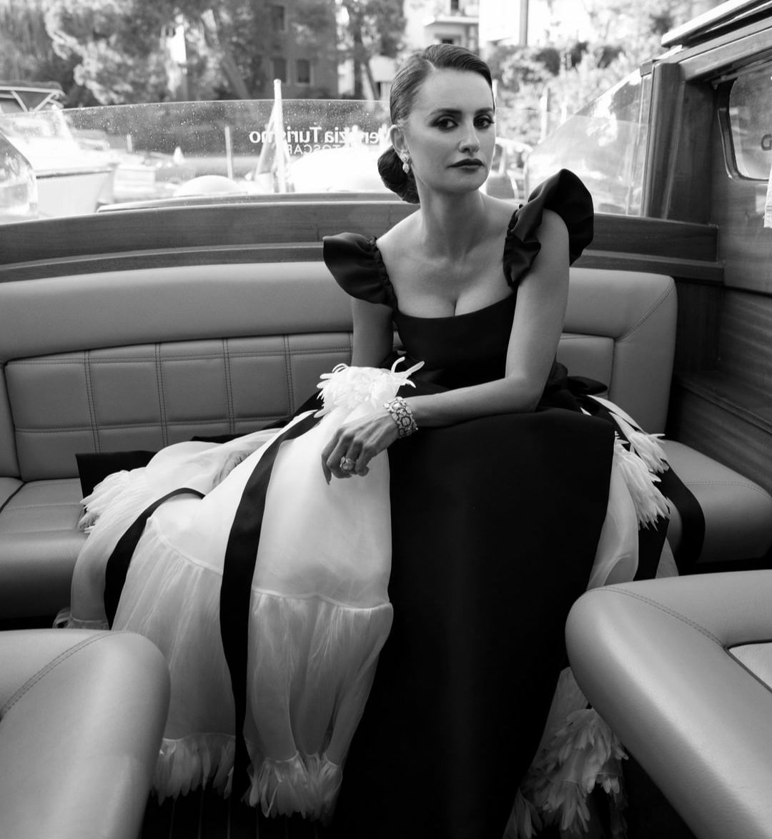 Penélope Cruz Χρειάστηκαν 300 ώρες για ολοκληρωθεί το Chanel φόρεμα της για το Φεστινάλ Κινηματογράφου της Βενετίας
