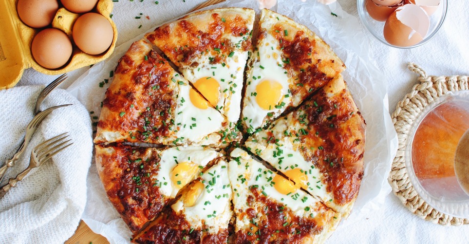 Pizza με λουκάνικα και αυγά γιατί μερικές φορές αξίζει να τα βάλεις όλα μαζί σε μία πίτσα