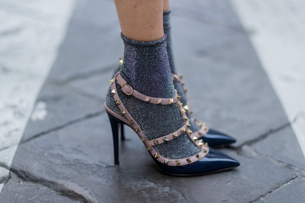 Οι statement κάλτσες είναι το απόλυτο trend του street style look σου