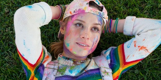 Αυτό που θα σε κερδίσει στην νέα ταινία της Brie Larson είναι τα χρώματα
