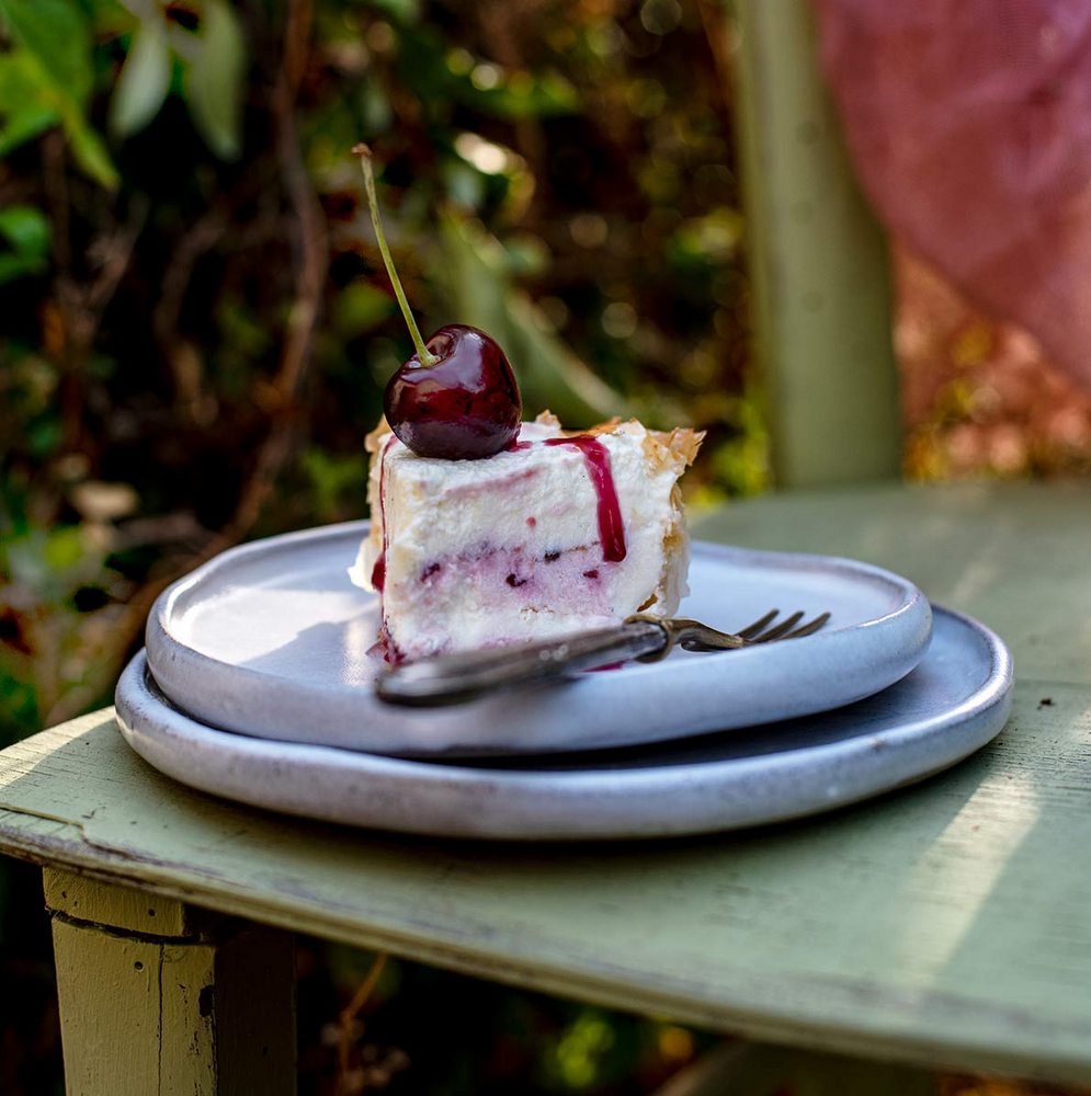 Cheesecake με κεράσια, πάνω σε τραγανή φωλιά από φύλλο κρούστας