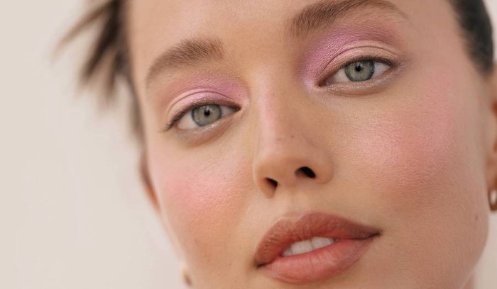 Γιατί -και πώς- να φορέσεις χρωματιστό eye makeup αυτή τη σεζόν