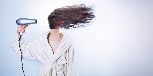 5 τρόποι να μειώσεις στον μισό το χρόνο στεγνώματος των μαλλιών σου